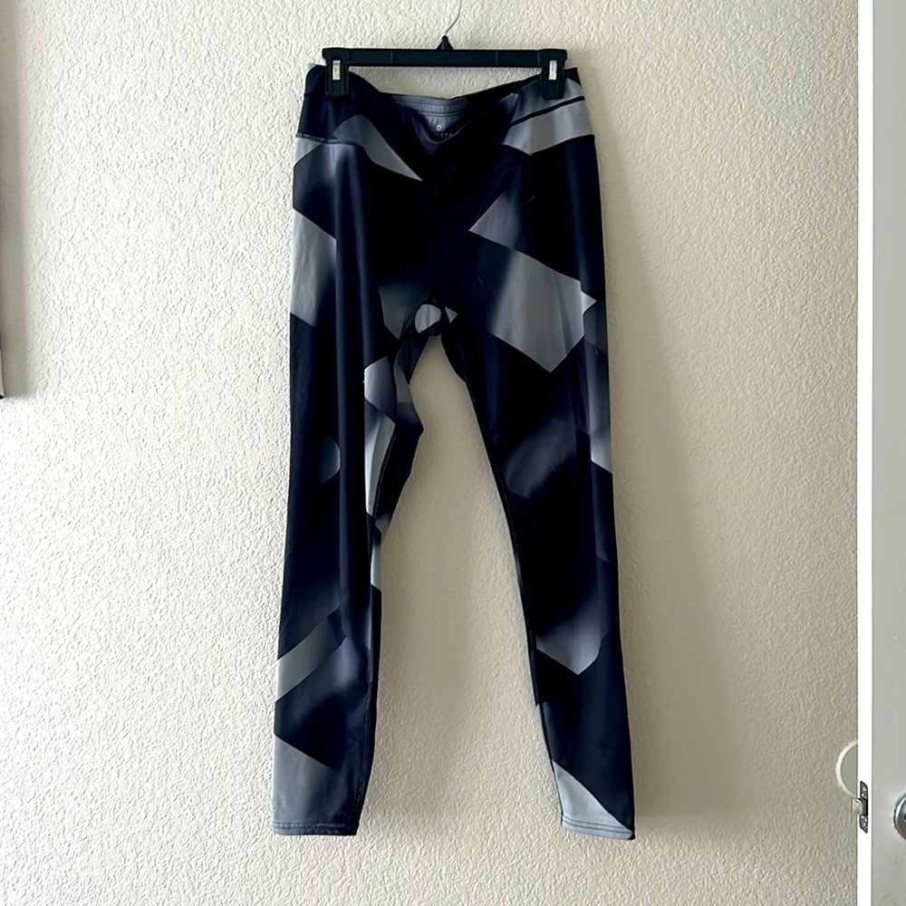 Athleta sonar tights in black and grey